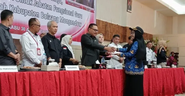 Pj Bupati Limi Mokodompit Serahkan SK Pengangkatan 482 PPPK di Bolmong, Rabu 30 Agustus 2023.