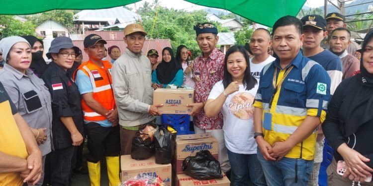 Pj Bupati Bolmong Serahkan Bantuan Kepada Masyarakat Terdampak Banjir di Wilayah Dumoga