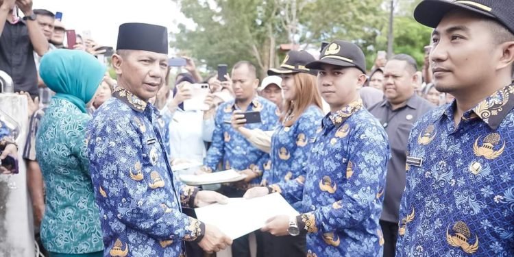 Pj Bupati Bolmong Serahkan SK 785 PPPK di Upacara Peringatan Hari Koprasi ke-77 dan Hari Anak Nasional ke-40