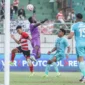 Pemain Madura United, Iran (kiri), berebut bola di udara dengan kiper PSBS Biak, Jhon Rericnal Pigai, pada laga BRI Liga 1 di Stadion Gelora Bangkalan. (Foto: ANTARA)