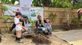 MayBank berkolaborasi dengan Sanggar Anak Tumbuh menyelenggarakan kegiatan Literasi Hijau di Dusun Semampir. (Foto: dok. Istimewa)