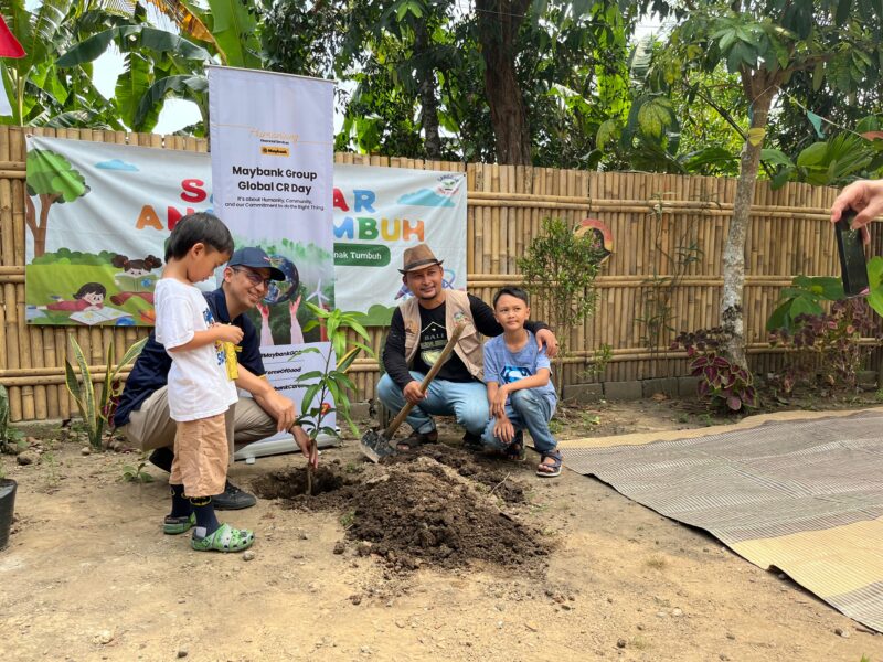 MayBank berkolaborasi dengan Sanggar Anak Tumbuh menyelenggarakan kegiatan Literasi Hijau di Dusun Semampir. (Foto: dok. Istimewa)