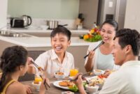 Ilustrasi makan bersama keluarga. (Foto: shutterstock)