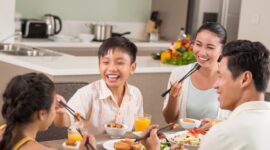 Ilustrasi makan bersama keluarga. (Foto: shutterstock)