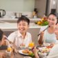 Ilustrasi makan bersama keluarga. (Foto: shutterstock)