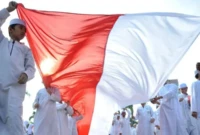Santri membentangkan bendera Merah Putih saat kirab memperingati Hari Santri Nasional. Foto: ANTARA