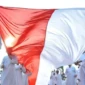 Santri membentangkan bendera Merah Putih saat kirab memperingati Hari Santri Nasional. Foto: ANTARA