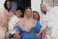 Alvaro Mintaredja bersama Eyang dan adik-adik perempuannya. Foto: Instagram/alvaromintaredja