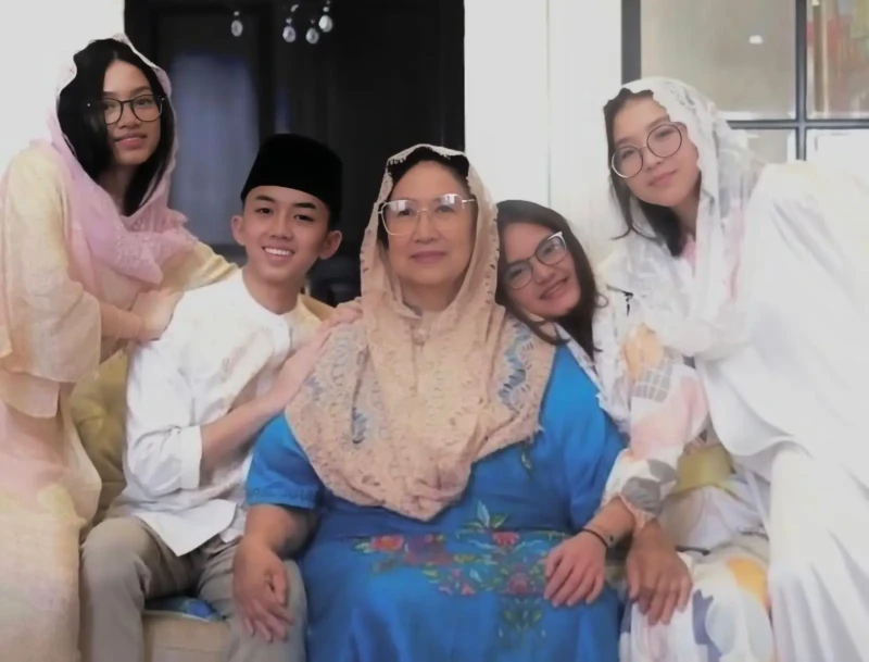 Alvaro Mintaredja bersama Eyang dan adik-adik perempuannya. Foto: Instagram/alvaromintaredja