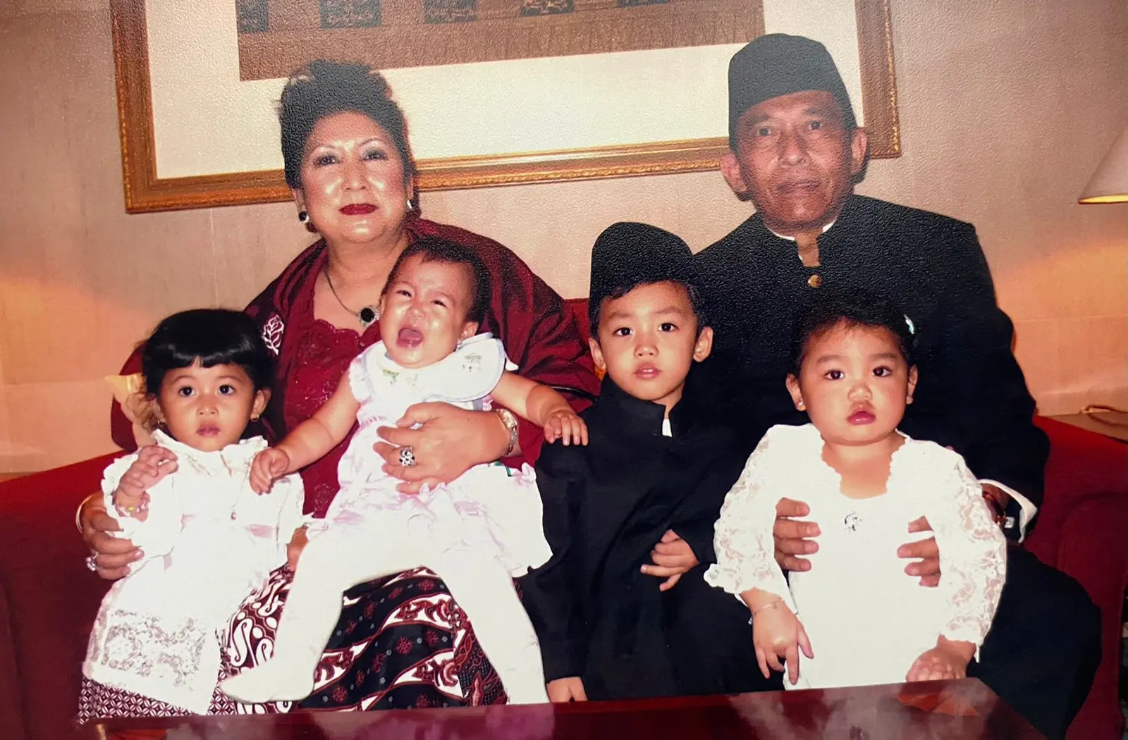 Evac Mintaredja dan Sri Widiarsih bersama cucu-cucunya. Foto: Instagram/alvaromintaredja