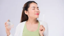 Ilustrasi - Wanita menggunakan parfum Wanita. (Foto: Dok. Istimewa)