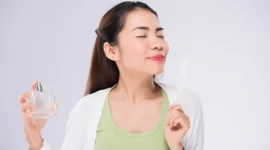 Ilustrasi - Wanita menggunakan parfum Wanita. (Foto: Dok. Istimewa)