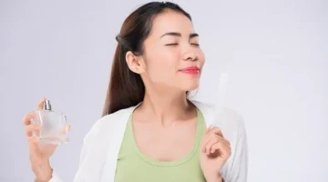 Ilustrasi - Wanita menggunakan parfum Wanita. (Foto: Dok. Istimewa)