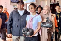 Azizah Salsha ikut terjun langsung menyalurkan bantuan bagi masyarakat terdampak banjir di Padang. (Foto: Dok. Istimewa)