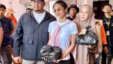 Azizah Salsha ikut terjun langsung menyalurkan bantuan bagi masyarakat terdampak banjir di Padang. (Foto: Dok. Istimewa)