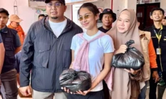 Azizah Salsha Turun ke Lapangan, Salurkan Bantuan untuk Warga Terdampak Banjir dan Longsor di Padang