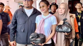 Azizah Salsha ikut terjun langsung menyalurkan bantuan bagi masyarakat terdampak banjir di Padang. (Foto: Dok. Istimewa)