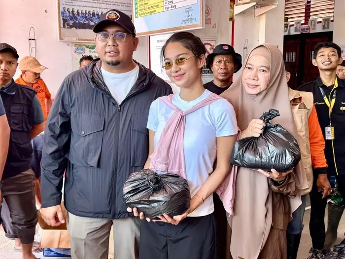 Azizah Salsha ikut terjun langsung menyalurkan bantuan bagi masyarakat terdampak banjir di Padang. (Foto: Dok. Istimewa)