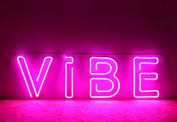 7 Arti Vibe Check yang Wajib Kamu Tahu Sebelum Pakai di Medsos