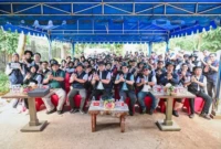 Ratusan karyawan Telkom turun langsung ke lumpur pesisir Hutan Lindung Angke Kapuk. (Foto: Dok. Istimewa)