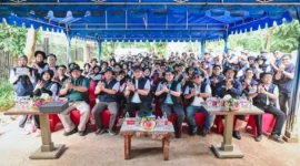 Ratusan karyawan Telkom turun langsung ke lumpur pesisir Hutan Lindung Angke Kapuk. (Foto: Dok. Istimewa)