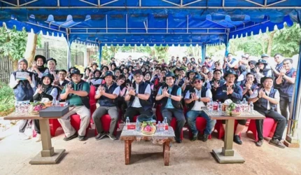 Ratusan karyawan Telkom menanggalkan seragam kantor sejenak dan turun langsung ke lumpur pesisir Hutan Lindung Angke Kapuk