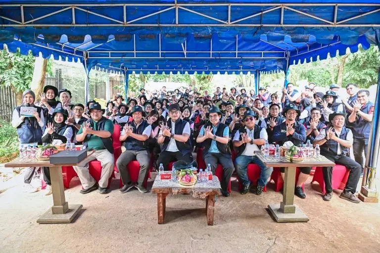 Ratusan karyawan Telkom turun langsung ke lumpur pesisir Hutan Lindung Angke Kapuk. (Foto: Dok. Istimewa)