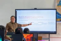 Muttaqin Kholis Ali, saat menyampaikan materi Bimtek Kepenulisan di SMAN 1 Batangtoru. (Foto: Dok. Istimewa)