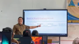 Muttaqin Kholis Ali, saat menyampaikan materi Bimtek Kepenulisan di SMAN 1 Batangtoru. (Foto: Dok. Istimewa)