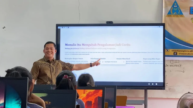 Muttaqin Kholis Ali, saat menyampaikan materi Bimtek Kepenulisan di SMAN 1 Batangtoru. (Foto: Dok. Istimewa)