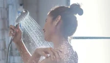 5 Manfaat Mandi Air Hangat di Pagi Hari