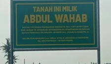 Plang tanah milik ahli waris sah almarhum Abdul Wahab. (Foto: Dok. Istimewa)
