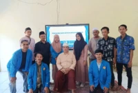 Foto anggota kelompok bersama pimpinan pesantren dan guru-guru. (Foto: Dok. Istimewa)