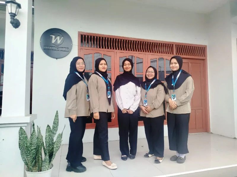 Antika Devi Oktamevea, Rosa Dewi Kinanti, Rista Arin Ningsih, Lia Nur Khasanah, dan Bella Puteri Atsri Najwa. (Foto: Dok. Istimewa)