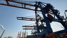 Sejumlah alat angkat bongkar muat peti kemas di dermaga pelabuhan atau quay container crane milik PT Pelindo Terminal Petikemas tengah dalam proses produksi. Alat-alat tersebut diperkirakan tiba di tanah air secara bertahap pada semester II tahun 2026. (Foto: Dok. Istimewa)