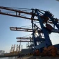 Sejumlah alat angkat bongkar muat peti kemas di dermaga pelabuhan atau quay container crane milik PT Pelindo Terminal Petikemas tengah dalam proses produksi. Alat-alat tersebut diperkirakan tiba di tanah air secara bertahap pada semester II tahun 2026. (Foto: Dok. Istimewa)
