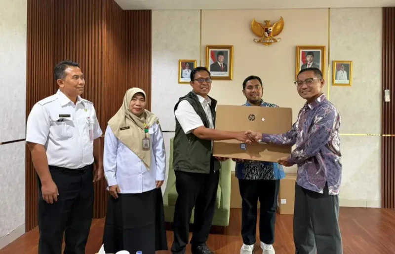 Bantuan PC All in One kepada SMKN 53 dan SMKN 42 Jakarta Barat. (Foto: Dok. Istimewa)