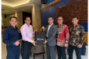 GM Telkom Witel Jakarta Inner Muhammad Yusuf bersama jajaran menyerahkan merchandise HUT Telkom kepada Director The Ritz-Carlton Hotel Mega Kuningan, Mr. Durga Prasad Das, dalam kunjungan customer engagement di Jakarta. (Foto: Dok/Ist).