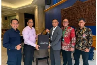 GM Telkom Witel Jakarta Inner Muhammad Yusuf bersama jajaran menyerahkan merchandise HUT Telkom kepada Director The Ritz-Carlton Hotel Mega Kuningan, Mr. Durga Prasad Das, dalam kunjungan customer engagement di Jakarta. (Foto: Dok/Ist).