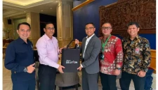 GM Telkom Witel Jakarta Inner Muhammad Yusuf bersama jajaran menyerahkan merchandise HUT Telkom kepada Director The Ritz-Carlton Hotel Mega Kuningan, Mr. Durga Prasad Das, dalam kunjungan customer engagement di Jakarta. (Foto: Dok/Ist).