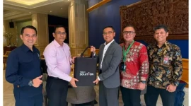 GM Telkom Witel Jakarta Inner Muhammad Yusuf bersama jajaran menyerahkan merchandise HUT Telkom kepada Director The Ritz-Carlton Hotel Mega Kuningan, Mr. Durga Prasad Das, dalam kunjungan customer engagement di Jakarta. (Foto: Dok/Ist).