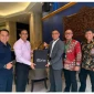 GM Telkom Witel Jakarta Inner Muhammad Yusuf bersama jajaran menyerahkan merchandise HUT Telkom kepada Director The Ritz-Carlton Hotel Mega Kuningan, Mr. Durga Prasad Das, dalam kunjungan customer engagement di Jakarta. (Foto: Dok/Ist).