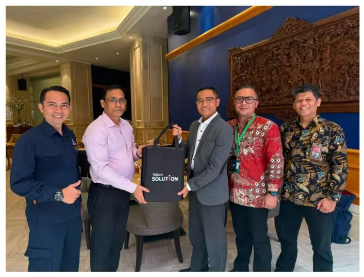 GM Telkom Witel Jakarta Inner Muhammad Yusuf bersama jajaran menyerahkan merchandise HUT Telkom kepada Director The Ritz-Carlton Hotel Mega Kuningan, Mr. Durga Prasad Das, dalam kunjungan customer engagement di Jakarta. (Foto: Dok/Ist).