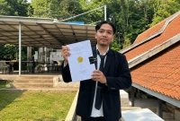 Fauzi Afrizal saat memegang laporan. (Foto: Dok. Istimewa)