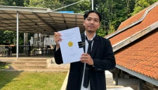  Fauzi Afrizal saat memegang laporan. (Foto: Dok. Istimewa)