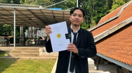  Fauzi Afrizal saat memegang laporan. (Foto: Dok. Istimewa)