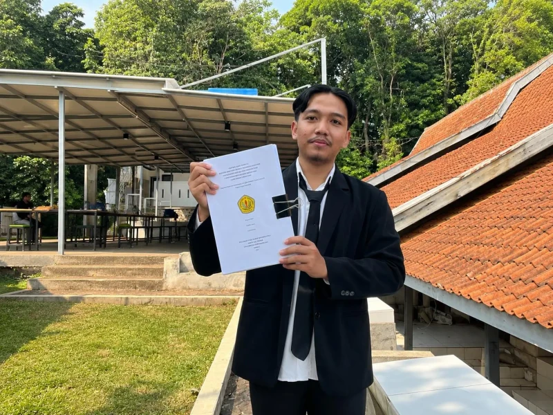  Fauzi Afrizal saat memegang laporan. (Foto: Dok. Istimewa)