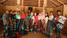 Foto bersama tim Pengabdian kepada Masyarakat Telkom University dengan kelompok penenun dan masyarakat Desa Hambapraing setelah pelaksanaan kegiatan pelatihan literasi digital dan pendampingan pemanfaatan website desa wisata serta platform e-learning. (Foto: Dok. Istimewa)