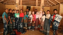 Foto bersama tim Pengabdian kepada Masyarakat Telkom University dengan kelompok penenun dan masyarakat Desa Hambapraing setelah pelaksanaan kegiatan pelatihan literasi digital dan pendampingan pemanfaatan website desa wisata serta platform e-learning. (Foto: Dok. Istimewa)