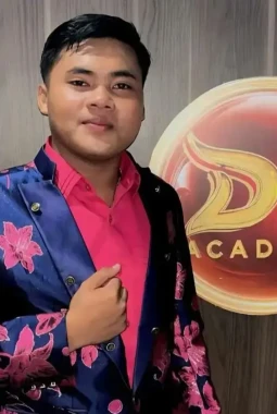 Biografi Ari Sampang, Perjalanan dari Sampang ke Panggung DA8